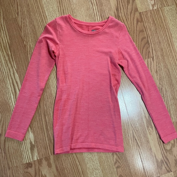 The North Face long sleeve top, worn once! Very slimming fit :) - Picture 2 of 8